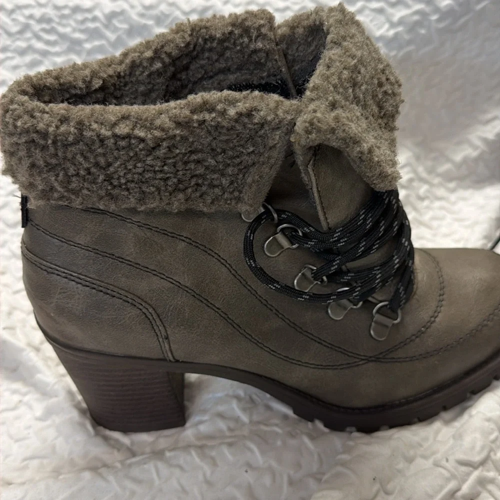 Mudd Ridge grey faux fur trim chunky heel ankle boots.